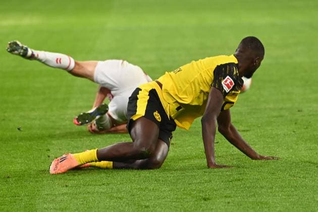 Bei diesem Zusammenprall mit Serhou GUIRASSY (DO) verletzt sich Timo HUEBERS (Hübers, K) am Knie, Fussball 1. Bundesliga, 8.Spieltag, matchday8, Borussia Dortmund (DO) - 1. FC Koeln (K) 1-0 am 25.10.2025 in Dortmund Deutschland. UEFA regulations prohibit any use of photographs as image sequences and or quasi-video Â