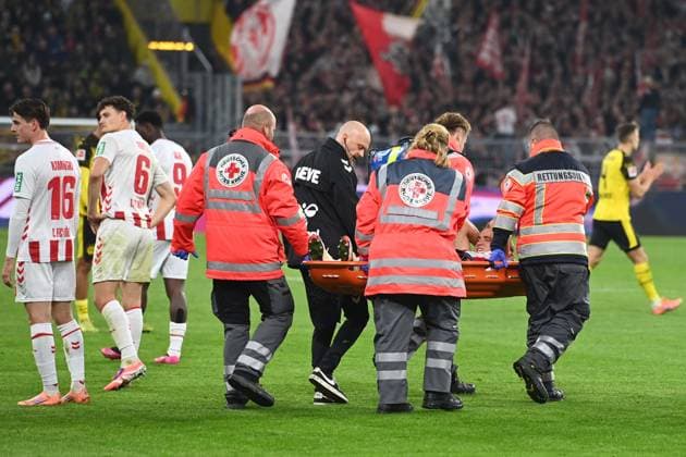 Timo HUEBERS (Hübers, K) liegt verletzt auf dem Rasen, verletzt, Verletzung, wird von Sanitaetern aus dem Stadion getragen, Fussball 1. Bundesliga, 8.Spieltag, matchday8, Borussia Dortmund (DO) - 1. FC Koeln (K) 1-0 am 25.10.2025 in Dortmund Deutschland. UEFA regulations prohibit any use of photographs as image sequences and or quasi-video Â