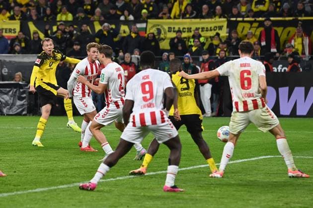 Maximilian BEIER (DO) schiesst das Tor zum 1-0, Fussball 1. Bundesliga, 8.Spieltag, matchday8, Borussia Dortmund (DO) - 1. FC Koeln (K) 1-0 am 25.10.2025 in Dortmund Deutschland. UEFA regulations prohibit any use of photographs as image sequences and or quasi-video Â