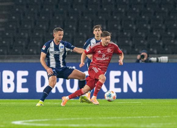 Fussball, Herren, Saison 2025 2026, 2. Bundesliga (10. Spieltag), Hertha BSC - Fortuna Düsseldorf, v.l. Paul Seguin (Hertha BSC), Florent Muslija (Düsseldorf), 25.10. 2025,