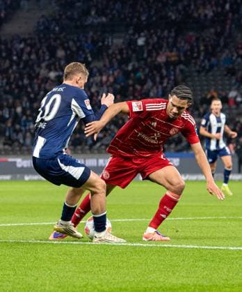 Fussball, Herren, Saison 2025 2026, 2. Bundesliga (10. Spieltag), Hertha BSC - Fortuna Düsseldorf, v.l. Michael Cuisance (Hertha BSC), Kenneth Schmidt (Düsseldorf), 25.10. 2025,