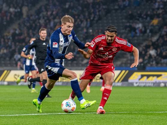 Fussball, Herren, Saison 2025 2026, 2. Bundesliga (10. Spieltag), Hertha BSC - Fortuna Düsseldorf, v.l. Marten Winkler (Hertha BSC), Kenneth Schmidt (Düsseldorf), 25.10. 2025,
