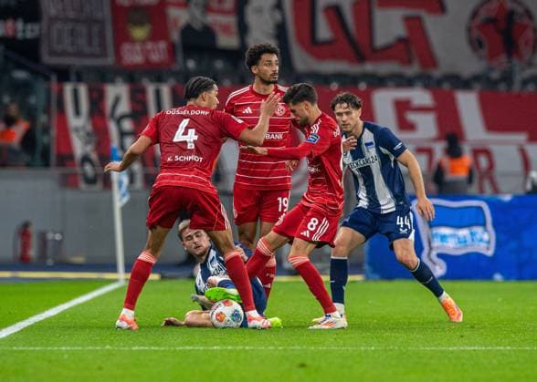 Fussball, Herren, Saison 2025 2026, 2. Bundesliga (10. Spieltag), Hertha BSC - Fortuna Düsseldorf, v.l. Kenneth Schmidt (Düsseldorf), Marten Winkler (Hertha BSC), Emmanuel Iyoha (Düsseldorf), Anouar El Azzouzi (Düsseldorf), Linus Gechter (Hertha BSC), 25.10. 2025,