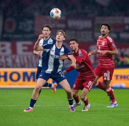 Fussball, Herren, Saison 2025 2026, 2. Bundesliga (10. Spieltag), Hertha BSC - Fortuna Düsseldorf, v.l. Kennet Eichhorn (Hertha BSC), Anouar El Azzouzi (Düsseldorf), 25.10. 2025,