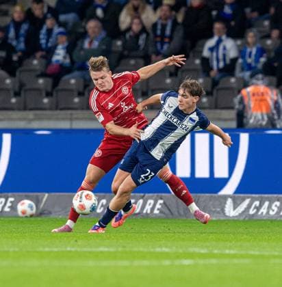 Fussball, Herren, Saison 2025 2026, 2. Bundesliga (10. Spieltag), Hertha BSC - Fortuna Düsseldorf, v.l. Christian Rasmussen (Düsseldorf), Kennet Eichhorn (Hertha BSC), 25.10. 2025,