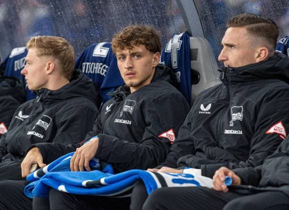 Fussball, Herren, Saison 2025 2026, 2. Bundesliga (10. Spieltag), Hertha BSC - Fortuna Düsseldorf, v.l. Julian Eitschberger (Hertha BSC), Maurice Krattenmacher (Hertha BSC), Niklas Kolbe (Hertha BSC) auf der Bank, 25.10. 2025,