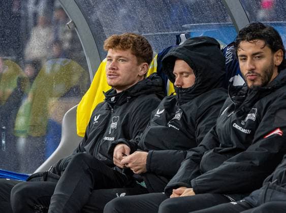 Fussball, Herren, Saison 2025 2026, 2. Bundesliga (10. Spieltag), Hertha BSC - Fortuna Düsseldorf, v.l. Sebastian Grönning (Hertha BSC), Jon Dagur Thorsteinsson (Hertha BSC), Kevin Sessa (Hertha BSC) auf der Bank, 25.10. 2025,