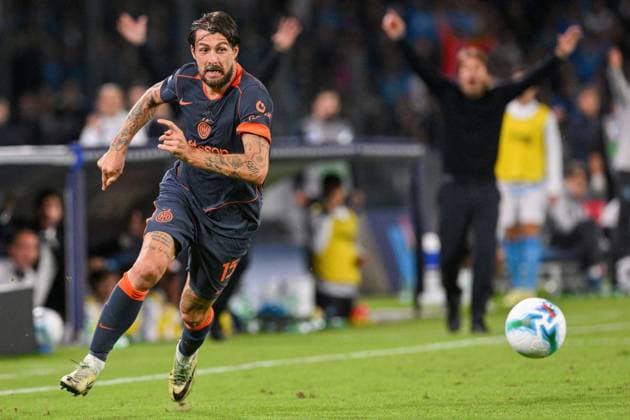 Francesco Acerbi of FC Inter runs with the ball during the match of 8th day of the Serie A Championship between S.S.C. Napoli and FC Inter at the Maradona Stadium on Oct 25, 2025 in Naples, Italy. during SSC Napoli vs Inter - FC Internazionale, Italian soccer Serie A match in Naples, Italy, October 25 2025  Copyright: xRobertoxRamaccia IPAxSportx xipa-agency.netx xx IPA_67072198 IPA_Agency_IPA67072198