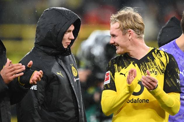 Schlussjubel, Jubel nach Spielende, Jubel, jubeln, Freude, cheers, v.l. Maximilian BEIER (DO), Julian BRANDT (DO) Fussball 1. Bundesliga, 8.Spieltag, matchday8, Borussia Dortmund (DO) - 1. FC Koeln (K) 1-0 am 25.10.2025 in Dortmund Deutschland. UEFA regulations prohibit any use of photographs as image sequences and or quasi-video Â