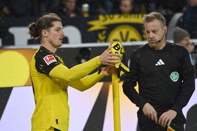 Marcel SABITZER (DO) repariert die Eckfahne, allgemein, feature, Randmotiv, Symbolfoto Fussball 1. Bundesliga, 8.Spieltag, matchday8, Borussia Dortmund (DO) - 1. FC Koeln (K) 1-0 am 25.10.2025 in Dortmund Deutschland. UEFA regulations prohibit any use of photographs as image sequences and or quasi-video Â