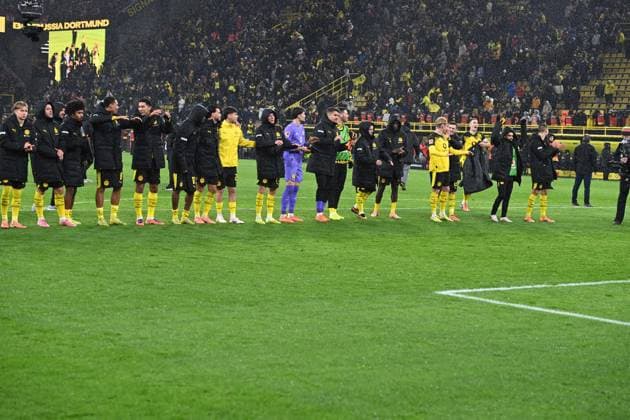 Schlussjubel, Jubel nach Spielende, Jubel, jubeln, Freude, cheers, Borussia Dortmund Fussball 1. Bundesliga, 8.Spieltag, matchday8, Borussia Dortmund (DO) - 1. FC Koeln (K) 1-0 am 25.10.2025 in Dortmund Deutschland. UEFA regulations prohibit any use of photographs as image sequences and or quasi-video Â