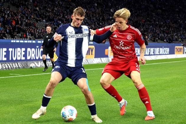 DEU, DFL, 2. FBL, Hertha BSC vs. Forrtuna Duesseldorf, 25.10.2025, Berliner Olympiastadion, Berlin, DEU, DFL, 2. FBL, Hertha BSC vs. Forrtuna Duesseldorf, im Bild Michael Cuisance (Hertha BSC Berlin 10), JESPER DALAND (Fortuna Duesseldorf 2) DFL - regulations prohibit any use of Photographs as image sequences and or quasi-video