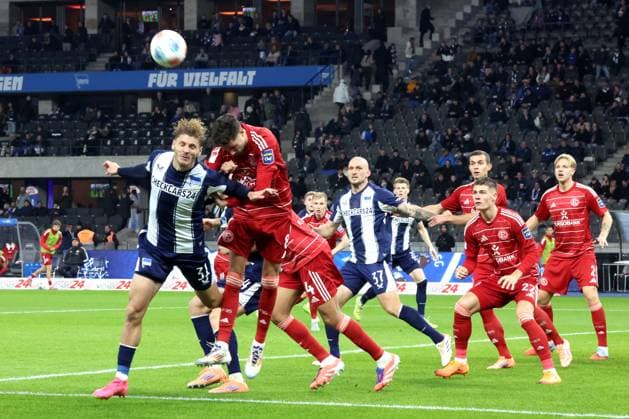 DEU, DFL, 2. FBL, Hertha BSC vs. Forrtuna Duesseldorf, 25.10.2025, Berliner Olympiastadion, Berlin, DEU, DFL, 2. FBL, Hertha BSC vs. Forrtuna Duesseldorf, im Bild Marten Winkler (Hertha BSC Berlin 22), Toni Leistner (Hertha BSC Berlin 37), ANOUAR EL AZZOUZI (Fortuna Duesseldorf 8), KENNETH SCHMIDT (Fortuna Duesseldorf 4) DFL - regulations prohibit any use of Photographs as image sequences and or quasi-video