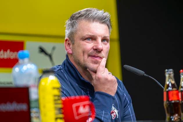 25.10.2025: Fußball: Borussia Dortmund - 1. FC Köln, 8. Spieltag im Signal-Iduna-Park. Trainer Lukasz Kwasniok (1. FC Köln) spricht während der Pressekonferenz. WICHTIGER HINWEIS: Gemäß den Vorgaben der DFL und des DFB ist es untersagt, in dem Stadion und oder vom Spiel angefertigte Fotoaufnahmen in Form von Sequenzbildern und oder videoähnlichen Fotostrecken zu verwerten bzw. verwerten zu lassen. Copyright: xDavidxInderliedx