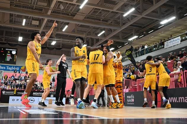 Melkisedek Moreaux (Tigers Tuebingen, 23) und die Mannschaft feiern den Sieg GER, Tigers Tuebingen vs. SBB Baskets Wolmirstedt, Basketball, Herren, Pro A, 2. Barmer Basketball Bundesliga, Saison 2025 2026, 25.10.2025 GER, Tigers Tuebingen vs. SBB Baskets Wolmirstedt, Basketball, Herren, Pro A, 2. Barmer Basketball Bundesliga, Saison 2025 2026, 25.10.2025 Tuebingen Copyright: xEibner-Pressefoto NicolasxWoernx EP_NWN