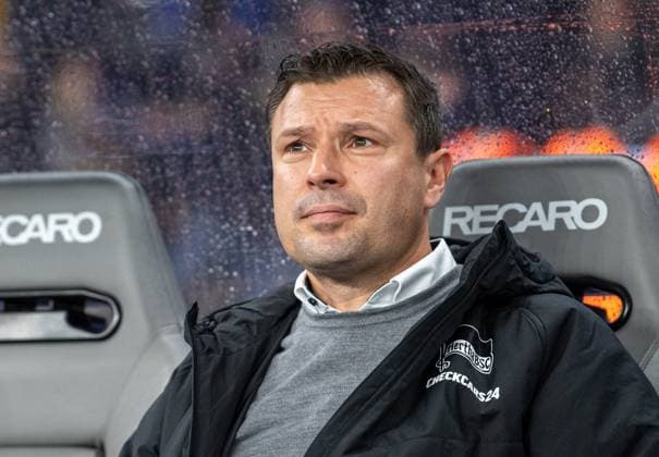 Fussball, Herren, Saison 2025 2026, 2. Bundesliga (10. Spieltag), Hertha BSC - Fortuna Düsseldorf, Sportdirektor Benjamin Weber (Hertha BSC) auf der Bank, 25.10. 2025,