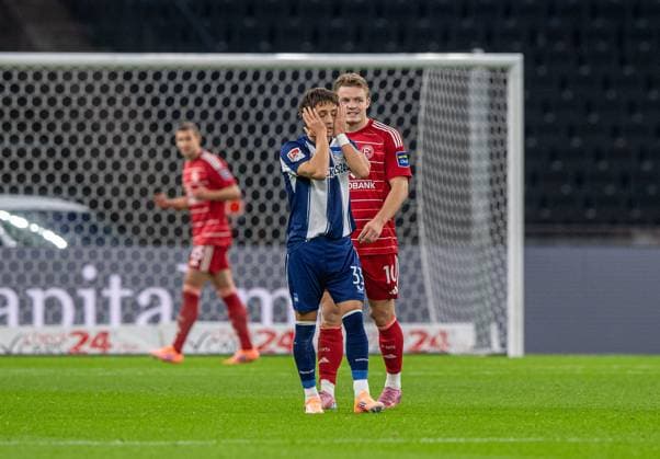 Fussball, Herren, Saison 2025 2026, 2. Bundesliga (10. Spieltag), Hertha BSC - Fortuna Düsseldorf, v.l. Michal Karbownik (Hertha BSC), Christian Rasmussen (Düsseldorf), 25.10. 2025,