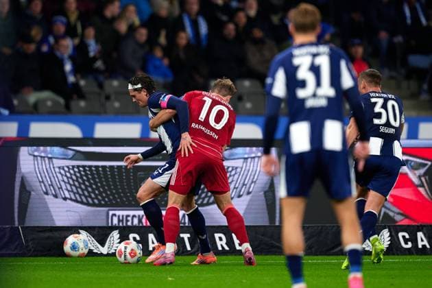 Fabian Reese (Hertha BSC, 11), Christian Rasmussen (Fortuna Duesseldorf, 10), Zweikampf, GER, Hertha BSC vs. ,Fortuna Duesseldorf, 2. Bundesliga, Saison 2025 2026, 10. Spieltag, 25.010.2025 (DFL REGULATIONS PROHIBIT ANY USE OF PHOTOGRAPHS AS IMAGE SEQUENCES AND OR QUASI - VIDEO). GER, Hertha BSC vs. ,Fortuna Duesseldorf, 2. Bundesliga, Saison 2025 2026, 10. Spieltag, 25.010.2025 Berlin