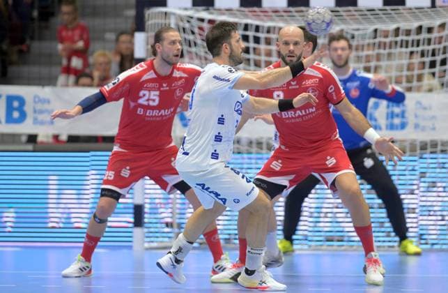 Tim Suton (TBV Lemgo Lippe 23) (am Ball), Olle Forsell Schefvert (MT Melsungen 25) (L), Adrian Sipos (MT Melsungen 8) , GER, MT Melsungen - TBV Lemgo Lippe, Handball, 1. Bundesliga, 10. Spieltag, Saison 2025 2026, 25.10.2025, GER, MT Melsungen - TBV Lemgo Lippe, Handball, 1. Bundesliga, 10. Spieltag, Saison 2025 2026, 25.10.2025 Kassel Copyright: xEibner-Pressefotox xRolandxSippelx EP_RSL