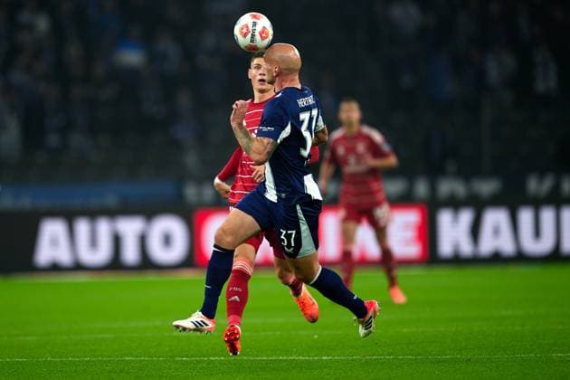 Toni Leistner (Hertha BSC, 37), Kopfball, GER, Hertha BSC vs. ,Fortuna Duesseldorf, 2. Bundesliga, Saison 2025 2026, 10. Spieltag, 25.010.2025 (DFL REGULATIONS PROHIBIT ANY USE OF PHOTOGRAPHS AS IMAGE SEQUENCES AND OR QUASI - VIDEO). GER, Hertha BSC vs. ,Fortuna Duesseldorf, 2. Bundesliga, Saison 2025 2026, 10. Spieltag, 25.010.2025 Berlin