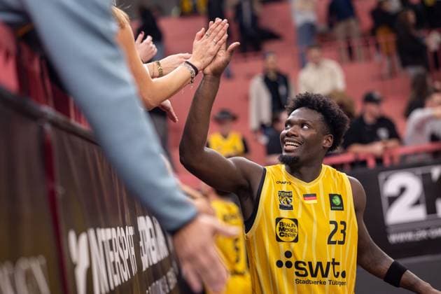 Tigers Tuebingen - SBB Baskets Wolmirstedt, Herren, 2. Bundesliga, Barmer 2. Basketball Bundesliga, pro A, 5. Spieltag, Spielzeit 2025 2026, 25.10.2025 Melkisedek Moreaux (Tigers Tuebingen, 23) klatscht nach dem Spiel die Fans ab