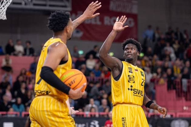 Tigers Tuebingen - SBB Baskets Wolmirstedt, Herren, 2. Bundesliga, Barmer 2. Basketball Bundesliga, pro A, 5. Spieltag, Spielzeit 2025 2026, 25.10.2025 Melkisedek Moreaux (Tigers Tuebingen, 23) klatscht Bernard Pelote (Tigers Tuebingen, 01) ab
