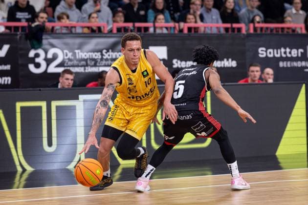 Tigers Tuebingen - SBB Baskets Wolmirstedt, Herren, 2. Bundesliga, Barmer 2. Basketball Bundesliga, pro A, 5. Spieltag, Spielzeit 2025 2026, 25.10.2025 Isaiah Sanders (Tigers Tuebingen, 10) gegen Jalen Benjamin (SBB Baskets Wolmirstedt, 05)