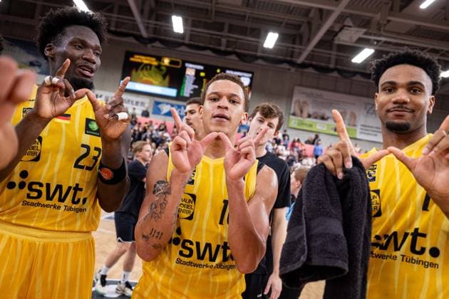 Tigers Tuebingen - SBB Baskets Wolmirstedt, Herren, 2. Bundesliga, Barmer 2. Basketball Bundesliga, pro A, 5. Spieltag, Spielzeit 2025 2026, 25.10.2025 Isaiah Sanders (Tigers Tuebingen, 10) in der Mitte mit Melkisedek Moreaux (Tigers Tuebingen, 23) und Bernard Pelote (Tigers Tuebingen, 01)