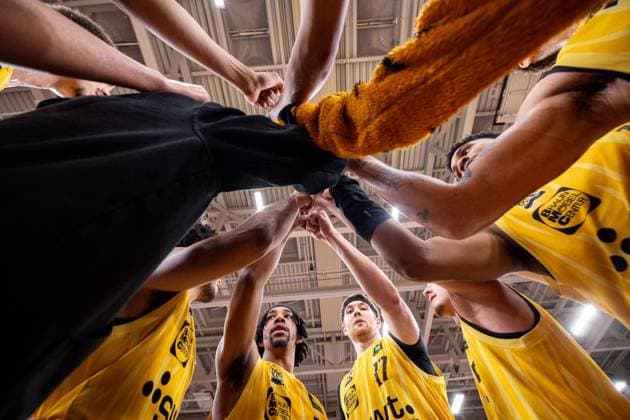 Tigers Tuebingen - SBB Baskets Wolmirstedt, Herren, 2. Bundesliga, Barmer 2. Basketball Bundesliga, pro A, 5. Spieltag, Spielzeit 2025 2026, 25.10.2025 Das Team der Tigers Tuebingen steckt nach dem Sieg die Faeuste zusammen *** Tigers Tuebingen SBB Baskets Wolmirstedt, Herren, 2 Bundesliga, Barmer 2 Basketball Bundesliga, pro A, 5 Spieltag, Spielzeit 2025 2026, 25 10 2025 The Tigers Tuebingen team puts their fists together after the victory