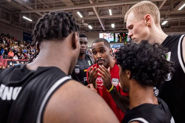 Tigers Tuebingen - SBB Baskets Wolmirstedt, Herren, 2. Bundesliga, Barmer 2. Basketball Bundesliga, pro A, 5. Spieltag, Spielzeit 2025 2026, 25.10.2025 Marius Gumpert (SBB Baskets Wolmirstedt, Assistant Coach) spricht zum Team nach dem Sieg