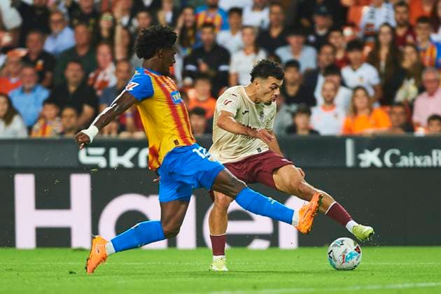 George Mikautadze (Villarreal CF) and Thierry Rendall (Valencia CF) during the LaLiga EA Sports match between Valencia CF and Villarreal CF at Estadio de Mestalla on October 25, 2025 in Valencia, Spain. (Photo by Maria Jose Segovia DeFodi Images) George Mikautadze Villarreal CF and Thierry Rendall Valencia CF during the LaLiga EA Sports match between Valencia CF and Villarreal CF at Estadio de Mestalla on October 25, 2025 in Valencia, Spain Photo by Maria Jose Segovia DeFodi Images