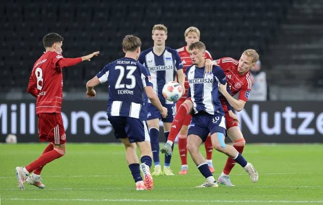 Anouar El Azzouzi, Kennet Eichhorn, Michael Cuisance im Zweikampf mit Tim Breithaupt Aktion Spielszene Fußball Fussball DFL 2.Bundesliga Herren 10. Spieltag Saison 2025 2026 25.10.2025 Hertha BSC Berlin vs. Fortuna Düsseldorf DFL regulations prohibit any use of photographs as image sequences and or quasi-video