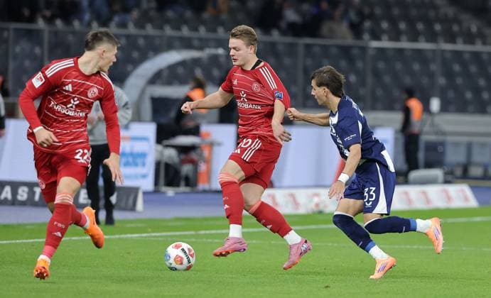 Danny Schmidt, Christian Rasmussen am Ball, Michal Karbownik Zweikampf Spielszene Aktion Fußball Fussball DFL 2.Bundesliga Herren 10. Spieltag Saison 2025 2026 25.10.2025 Hertha BSC Berlin vs. Fortuna Düsseldorf DFL regulations prohibit any use of photographs as image sequences and or quasi-video