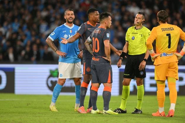 referee Mariani Maurizio during the match of 8th day of the Serie A Championship between S.S.C. Napoli and FC Inter at the Maradona Stadium on Oct 25, 2025 in Naples, Italy. during SSC Napoli vs Inter - FC Internazionale, Italian soccer Serie A match in Naples, Italy, October 25 2025  Copyright: xRobertoxRamaccia IPAxSportx xipa-agency.netx xx IPA_67072181 IPA_Agency_IPA67072181