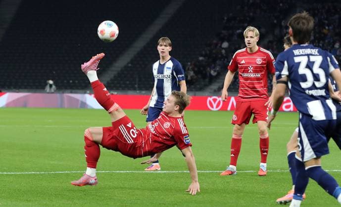 Christian Rasmussen am Ball Einzelbild Freisteller Aktion Fußball Fussball DFL 2.Bundesliga Herren 10. Spieltag Saison 2025 2026 25.10.2025 Hertha BSC Berlin vs. Fortuna Düsseldorf DFL regulations prohibit any use of photographs as image sequences and or quasi-video