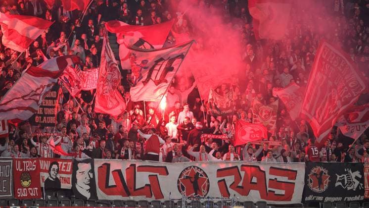 Pyrotechnik, Bengalos, Feuerwerk im Düsseldorfer Gästefanblock Ultras Fußball Fussball DFL 2.Bundesliga Herren 10. Spieltag Saison 2025 2026 25.10.2025 Hertha BSC Berlin vs. Fortuna Düsseldorf DFL regulations prohibit any use of photographs as image sequences and or quasi-video