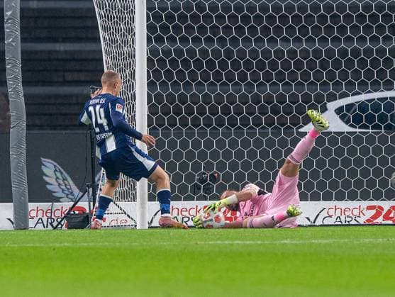 Fussball, Herren, Saison 2025 2026, 2. Bundesliga (10. Spieltag), Hertha BSC - Fortuna Düsseldorf, v.l. Jon Dagur Thorsteinsson (Hertha BSC), Torhüter Florian Kastenmeier (Düsseldorf), 25.10. 2025,