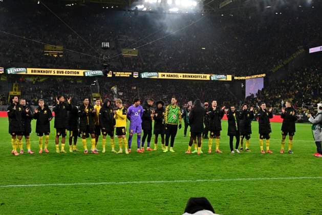 Dortmunder Mannschaft feiert den Sieg, Borussia Dortmund vs. 1.FC Koeln, Fussball, 1. Bundesliga, 08. Spieltag, 25.10.2025 DFB regulations prohibit any use of photographs as image sequences and or quasi-video Dortmund Nordrhein-Westfalen Deutschland