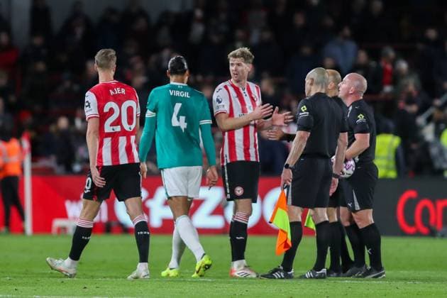 Nathan Collins of Brentford argues with the referee after Liverpool scored past the allocated additional time Brentford v Liverpool, Football, Premier League, The Gtech Community Stadium, London, UK, 25 10 25 EDITORIAL USE ONLY No use with unauthorised audio, video, data, fixture lists (outside the EU), club league logos or live services. Online in-match use limited to 45 images (+15 in extra time). No use to emulate moving images. No use in betting, games or  Copyright: xAnthonyxHanc Shutterstockx 15608390l