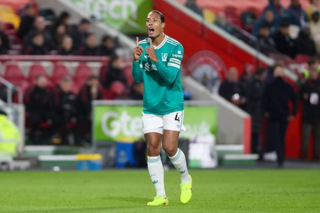 Virgil van Dijk of Liverpool reacts, whilst communicating to he is teammates Brentford v Liverpool, Football, Premier League, The Gtech Community Stadium, London, UK, 25 10 25 EDITORIAL USE ONLY No use with unauthorised audio, video, data, fixture lists (outside the EU), club league logos or live services. Online in-match use limited to 45 images (+15 in extra time). No use to emulate moving images. No use in betting, games or  Copyright: xAnthonyxHanc Shutterstockx 15608390f