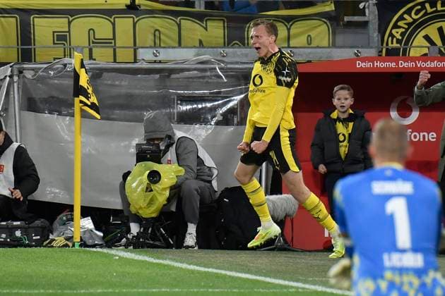 Maximilian Beier (Dortmund 14) jubelt nach dem Tor zum 1:0 25.10.2025 Fussball Borussia Dortmund vs 1. FC Koeln , Signal Iduna Park, Dortmund, DFB DFL REGULATIONS PROHIBIT ANY USE OF PHOTOGRAPHS AS IMAGE SEQUENCES AND OR QUASI-VIDEO