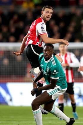 Brentford v Liverpool 25 October 2025 Brentford - Premier League Football - Brentford FC v Liverpool FC - Jordan Henderson of Brentford jumps for the ball - (Photo by Mark Leech). Brentford Greater London UK Copyright: xMarkxLeechxOffside