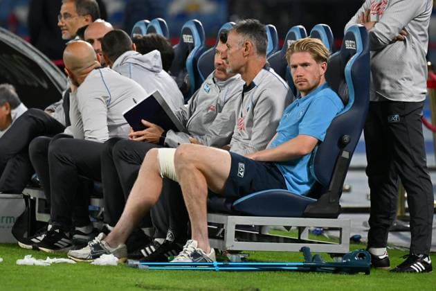 Foto IPP Felice De Martino Napoli 25 10 2025 Campionato di Calcio Serie A 2025 2026 Napoli vs Inter Nella foto Kevin De Bruyne seduto in panchina dopo essersi infortunato - infortunio muscolare - alla gamba destra con una vistosa bendatura Italy Photo Press - World Copyright italy ITALY  Copyright: xR4924_italyphotopressx