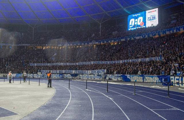 Fussball, Herren, Saison 2025 2026, 2. Bundesliga (10. Spieltag), Hertha BSC - Fortuna Düsseldorf, Fans von Hertha mit Transparenten zum Aus der FuWo: Der Moderne erlegen - ein Stück Berliner Sportgeschichte verlässt die Bühne, Danke für 102 Jahre Fussball-Woche, 25.10. 2025,