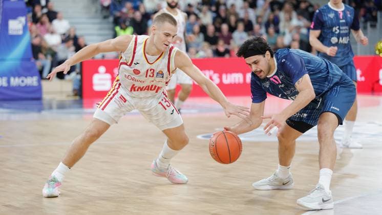Im Bild: v.li. Marko Petric (Wuerzburg Baskets, 13) gegen Erol Ersek (MLP Academics Heidelberg, 11) 25.10.2025, Basketball, MLP Academics Heidelberg - Fitness First Wuerzburg Baskets, easyCredit BBL, 5. Spieltag, Deutschland, Heidelberg, SNP Dome, Copyright: HMBxMedia xJulienxBecker