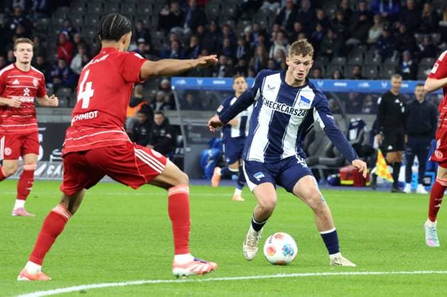 DEU, DFL, 2. FBL, Hertha BSC vs. Forrtuna Duesseldorf, 25.10.2025, Berliner Olympiastadion, Berlin, DEU, DFL, 2. FBL, Hertha BSC vs. Forrtuna Duesseldorf, im Bild Maurice Krattenmacher (Hertha BSC Berlin 14), KENNETH SCHMIDT (Fortuna Duesseldorf 4) DFL - regulations prohibit any use of Photographs as image sequences and or quasi-video