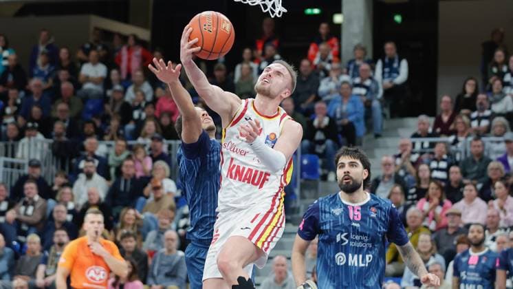 Im Bild: v.li. Kevin McClain (MLP Academics Heidelberg, 3), Lukas Herzog (Wuerzburg Baskets, 1) und Marcel Keßen (MLP Academics Heidelberg, 15) 25.10.2025, Basketball, MLP Academics Heidelberg - Fitness First Wuerzburg Baskets, easyCredit BBL, 5. Spieltag, Deutschland, Heidelberg, SNP Dome, Copyright: HMBxMedia xJulienxBecker