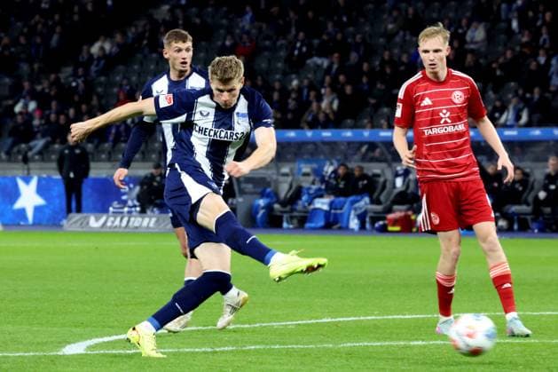 DEU, DFL, 2. FBL, Hertha BSC vs. Forrtuna Duesseldorf, 25.10.2025, Berliner Olympiastadion, Berlin, DEU, DFL, 2. FBL, Hertha BSC vs. Forrtuna Duesseldorf, im Bild Luca Schuler (Hertha BSC Berlin 18), TIM BREITHAUPT (Fortuna Duesseldorf 6) DFL - regulations prohibit any use of Photographs as image sequences and or quasi-video