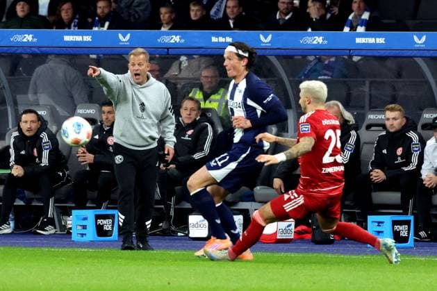 DEU, DFL, 2. FBL, Hertha BSC vs. Forrtuna Duesseldorf, 25.10.2025, Berliner Olympiastadion, Berlin, DEU, DFL, 2. FBL, Hertha BSC vs. Forrtuna Duesseldorf, im Bild Cheftrainer MARKUS ANFANG (Fortuna Duesseldorf), Fabian Reese (Hertha BSC Berlin 11), Matthias Zimmermann (Fortuna Duesseldorf 25) DFL - regulations prohibit any use of Photographs as image sequences and or quasi-video