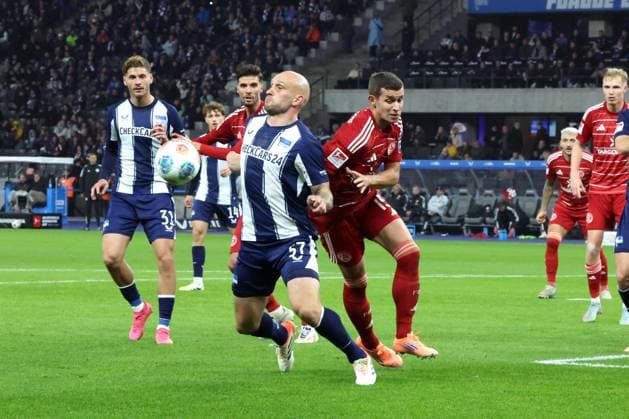 DEU, DFL, 2. FBL, Hertha BSC vs. Forrtuna Duesseldorf, 25.10.2025, Berliner Olympiastadion, Berlin, DEU, DFL, 2. FBL, Hertha BSC vs. Forrtuna Duesseldorf, im Bild Toni Leistner (Hertha BSC Berlin 37), TIM BREITHAUPT (Fortuna Duesseldorf 6) DFL - regulations prohibit any use of Photographs as image sequences and or quasi-video